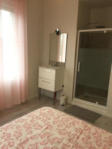 - une chambre avec un lit, un lavabo et un miroir dans l'établissement La Vie est Belle, à Abbeville