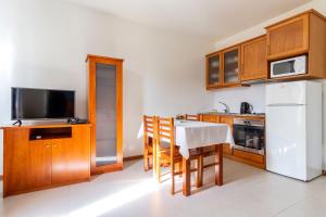 A kitchen or kitchenette at Acorsonho Apartamentos Turisticos