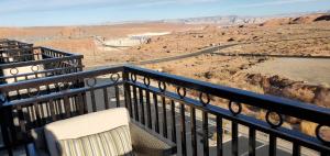 d'un balcon avec une chaise et une vue sur le désert. dans l'établissement Wingate by Wyndham Page Lake Powell, à Page