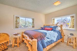 1 dormitorio con 1 cama y 2 ventanas en Cañon City Abode, 13 Mi to Royal Gorge Bridge!, en Canon City