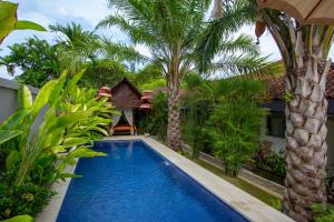 The swimming pool at or close to Bali Komang Guest House Sanur