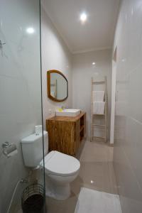 A bathroom at Bali Komang Guest House Sanur