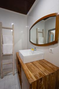 A bathroom at Bali Komang Guest House Sanur