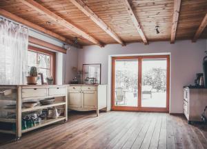 cocina grande con techos de madera y ventana grande en Mazais Līvkalns, en Sigulda