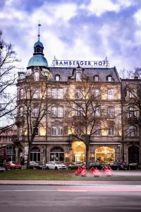 un grand bâtiment avec un panneau en haut dans l'établissement Hotel Bamberger Hof Bellevue, à Bamberg