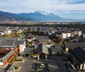 una vista aerea di una città con una montagna sullo sfondo di Jinmao Purelax Lijiang, The Unbound Collection By HYATT a Lijiang