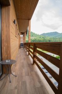 einen Balkon mit einem Tisch und Bergblick in der Unterkunft Mirage Resort & Spa in Vişeu de Sus