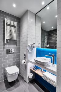 Un baño de Holiday Inn Express - Warsaw - The HUB, an IHG Hotel