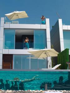 2 personnes debout au-dessus d'un immeuble avec piscine dans l'établissement Veer Luxury Boutique Hotel & Beach Club, à Jounieh