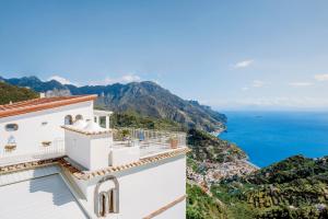 vista sulla costa amalfi da un edificio bianco di A casa di Nonna Marianna a Ravello