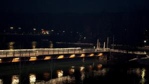 un puente sobre un cuerpo de agua por la noche en Holiday In Bihać, en Bihać