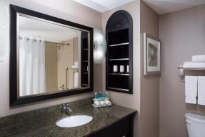 Баня в Holiday Inn Express & Suites Ottawa West - Nepean, an IHG Hotel