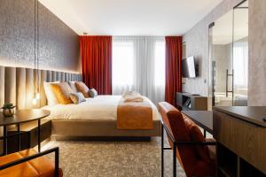 Van der Valk Hotel Mons Congres & Spa في مون: غرفه فندقيه بسرير وحمام