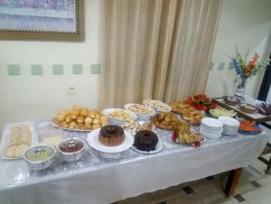 una mesa con un montón de diferentes tipos de comida en Catalao Palace Hotel, en Catalão