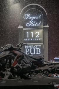 Um certificado, prêmio, placa ou outro documento exibido em Regent Hotel Revelstoke