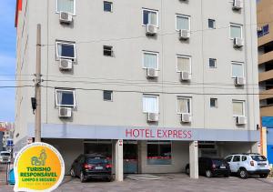 duży budynek z znakiem ekspresowym przed nim w obiekcie Hotel Express Terminal Tur - Rodoviária Porto Alegre w mieście Porto Alegre