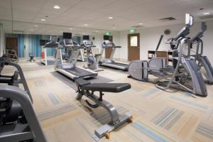 einen Fitnessraum mit mehreren Laufbändern und Kardiogeräten in der Unterkunft Holiday Inn Indianapolis - Airport Area N, an IHG Hotel in Indianapolis