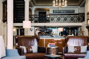 una hall con due sedie e un bar di The Oxford Hotel a Denver