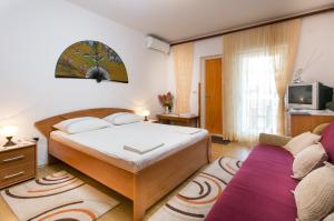 1 dormitorio con 1 cama y 1 sofá en Guest House Raguž, en Dubrovnik