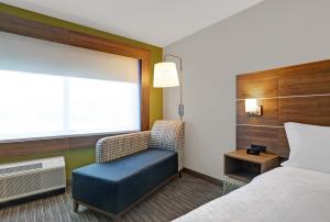 מיטה או מיטות בחדר ב-Holiday Inn Express - Kingston West, an IHG Hotel