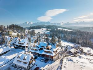 eine Luftansicht eines Resorts im Schnee in der Unterkunft Apartamenty na Leśnej in Bukowina Tatrzańska