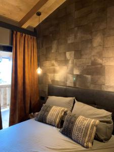 - une chambre avec un lit et 2 oreillers dans l'établissement Herz3 Hotel Bar Restaurant Trattoria, à Hollersbach im Pinzgau