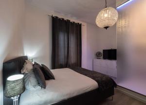 Voodi või voodid majutusasutuse EXECUTIVE DOUBLE ROOM WITH EN-SUITE in GUEST HOUSE RUE TREVIRES R3 toas