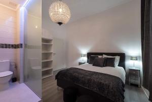 Voodi või voodid majutusasutuse EXECUTIVE DOUBLE ROOM WITH EN-SUITE in GUEST HOUSE RUE TREVIRES R3 toas