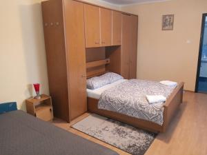 ein kleines Schlafzimmer mit einem Bett und einem Schrank in der Unterkunft Véndektanya Vendégház in Tapolca