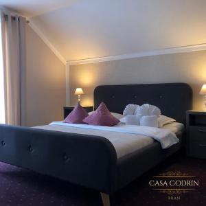 A bed or beds in a room at Casa Codrin