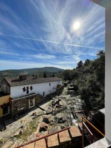 uma vista da varanda de uma casa em construção em Quinta do Barrieiro - Art Selection by Maria Leal da Costa em Marvão