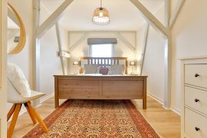 a bathroom with a wooden dresser and a mirror at Apartmenthaus Tribseer Damm 6 in Stralsund