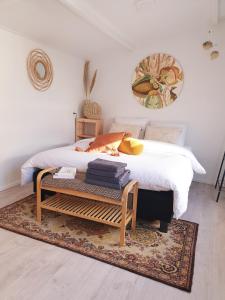 - une chambre avec un lit et une table avec des serviettes dans l'établissement Little Lodge Noordwijk aan Zee, à Noordwijk