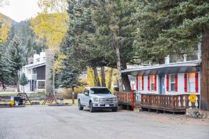 レッドリバーにあるAlpine Lodge Red Riverの建物前に停車するトラック