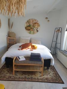 - une chambre avec un lit et une table dans l'établissement Little Lodge Noordwijk aan Zee, à Noordwijk