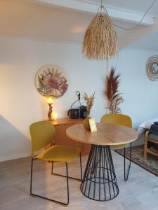 - une salle à manger avec une table et des chaises dans l'établissement Little Lodge Noordwijk aan Zee, à Noordwijk