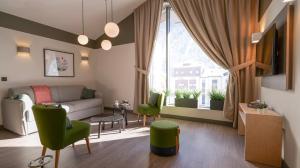 uma sala de estar com um sofá e uma janela em Plan B Hotel - Living Chamonix em Chamonix-Mont-Blanc