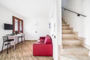 uma sala de estar com um sofá vermelho e uma mesa em Borgo Aureo em Roma