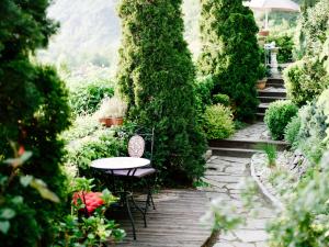 O grădină în afara Hotel Schloss Dürnstein