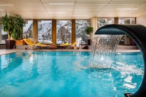 einen Pool mit einem Brunnen in der Unterkunft Eiger Mürren Swiss Quality Hotel in Mürren