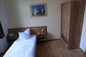 Кровать или кровати в номере Hotel Schweizer Hof