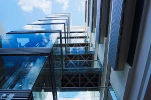 vistas a una escalera de un edificio en Hotel CasaBlanca Cucuta, en Cúcuta