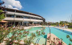 Басейн в Hotel Golden Lake Resort або поблизу