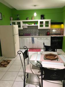 A cozinha ou cozinha compacta de Tropical Apartments Tobago