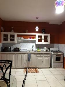 A cozinha ou cozinha compacta de Tropical Apartments Tobago