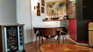 a bar in a kitchen with a table and chairs at Appartement cosy les pieds dans l’eau, vue mer exceptionnelle in Crozon