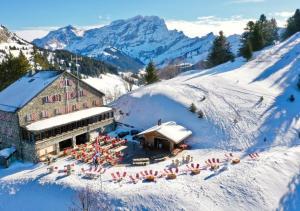 eine Luftansicht einer Skihütte im Schnee in der Unterkunft Maison de Montagne de Bretaye accès par le train arrêt Bouquetin in Villars-sur-Ollon