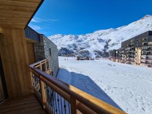 balcón con vistas a una montaña nevada en Chalet Le Granitic, en Les Menuires