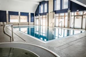 Baseinas apgyvendinimo įstaigoje Port Bogaczewo Hotel & SPA arba netoliese