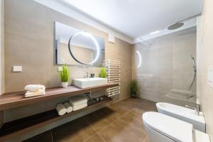 A bathroom at Gerharts Premium City Living - center of Brixen with free parking and Brixencard